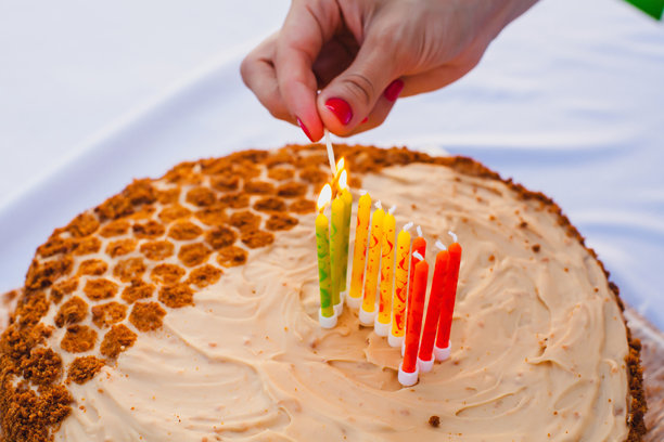 这张照片展示了一款自制蛋糕，蛋糕的一半采用蜂巢状设计，使用金棕色的面包屑模仿这种图案。图片下载