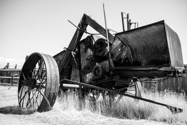 农用草地上的老式农用机械，黑白照片图片下载