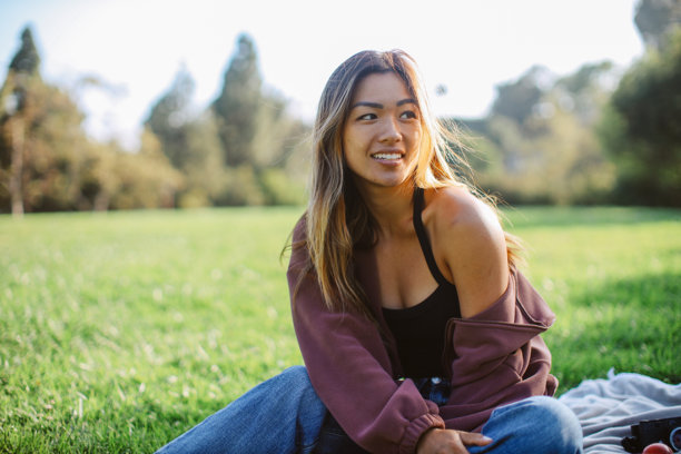 一名亚裔美国女性在加州野餐的照片图片下载