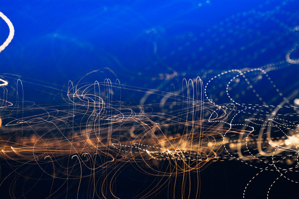 彩色长曝光照片，显示黄昏时所有可用的城市灯光。图片下载