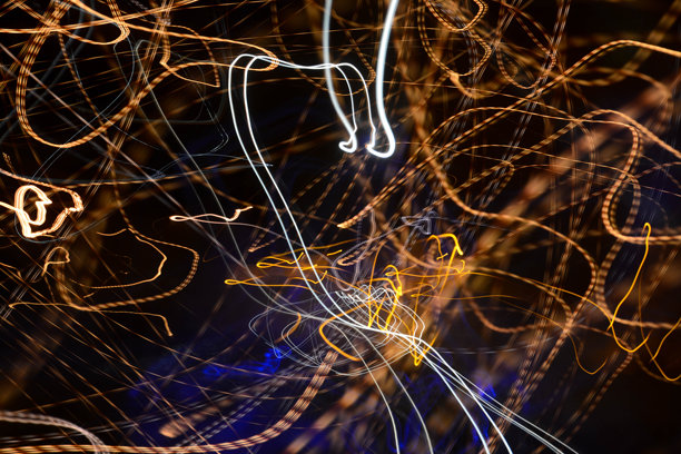 彩色长曝光照片显示所有可用的城市灯光在晚上。图片下载