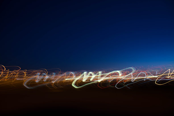 彩色长曝光照片，显示黄昏时所有可用的城市灯光。图片下载