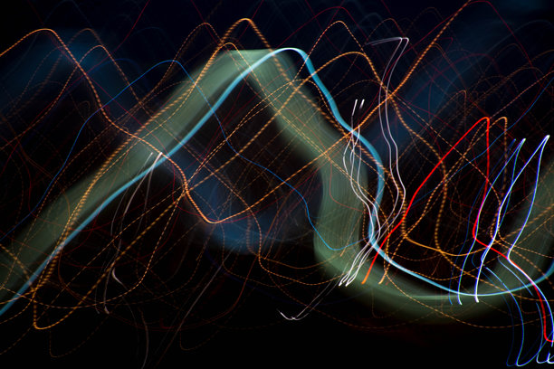 彩色长曝光照片显示所有可用的城市灯光在晚上。图片下载