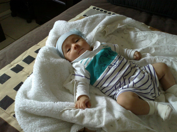 女婴躺在家里床上的高角度照片图片下载