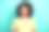 照片中激动迷人的女士穿着印花t恤，张开嘴，空白空间孤立的蓝绿色背景图片下载