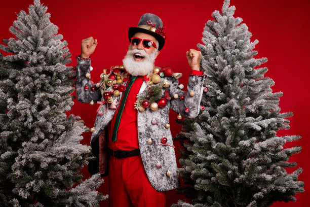 照片开朗的绅士卖家穿着优雅时尚的西装站在冬季森林ho ho ho孤立的红色背景图片下载