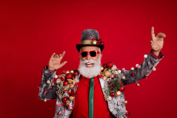 照片中的开朗的酷男人穿着时尚的西装外套，夏日眼镜，礼帽，庆祝活动孤立的红色背景图片下载