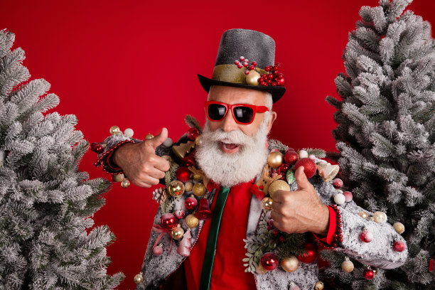 照片中的疯狂酷老头穿着优雅时髦的夹克大拇指向上卖松树杉木孤立的红色背景图片下载