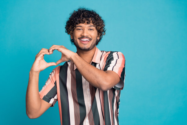 漂亮的年轻人的照片显示心脏符号穿衬衫孤立的蓝绿色背景图片下载
