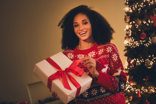漂亮的年轻女子收到礼物的照片盒子丝带装饰装饰装新年装饰花环家室内客厅图片下载