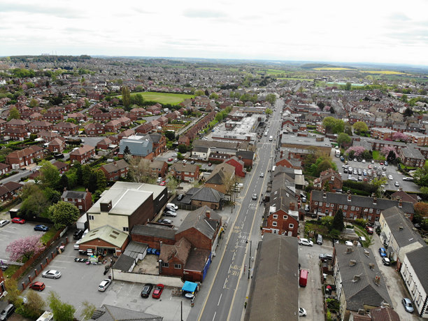 无人机拍摄的英国西约克郡利兹市加福斯镇主街上的商店和企业照片，拍摄于一个黑暗的冬日图片下载