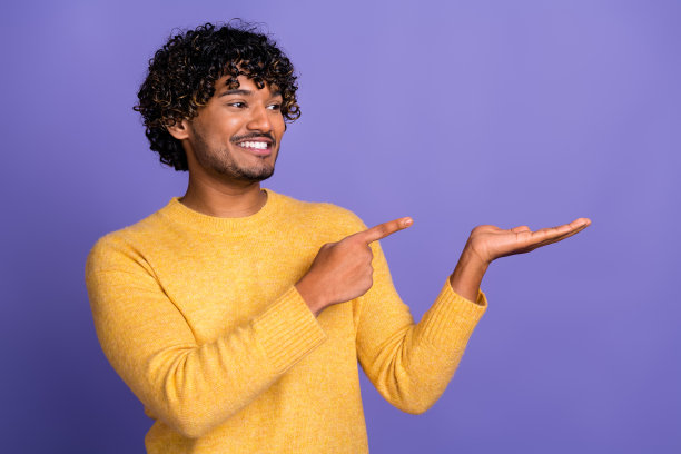 开朗的好男人穿着时髦的黄色衣服的照片，推荐在紫色背景上孤立的空白空间图片下载