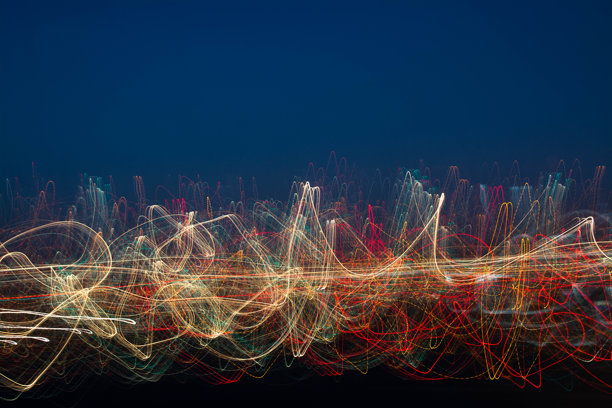 彩色长曝光照片，显示黄昏时所有可用的城市灯光。图片下载