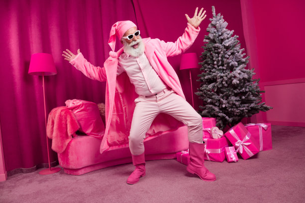 照片跳舞的退休老人大胡子男圣诞老人花式靴子毛皮大衣蓬松的睡衣酷太阳镜粉红色的圣诞装饰x-mas图片下载