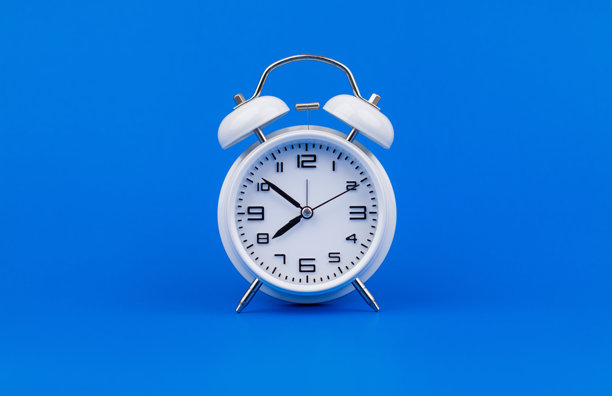 高品质工作室中的闹钟静物照片，生活中的时间和工作图片下载