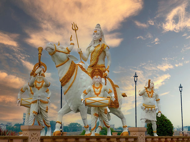 白色大理石湿婆神像骑在牛上的照片图片下载