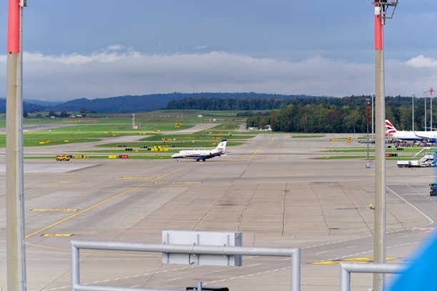 私人飞机塞斯纳680A Citation Latitude F-HSFJ在瑞士苏黎世克洛滕机场滑行，天气阴云密布，秋季气息浓厚。照片拍摄于2024年10月9日，瑞士苏黎世。图片下载