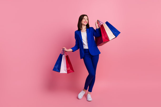 照片的有趣的积极的女士穿时髦的衣服感兴趣的看空空间提供交易孤立在粉红色的背景图片下载