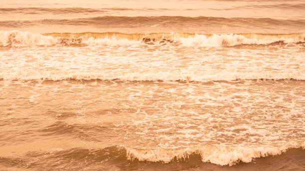 真实照片海水波浪，抽象的背景，自然的力量，明亮的橙色棕色更色调库存图片下载