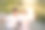 一家看起来快乐的家庭，母亲、父亲和婴儿男孩都在微笑，父亲大声笑着，母亲抱着婴儿男孩。照片的氛围在大自然中。图片下载