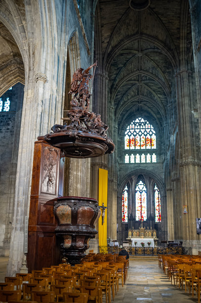 法国波尔多 - 2024年1月14日：位于波尔多市中心的哥特式圣米歇尔大教堂（Basilique Saint Michel），建于14至16世纪，献给大天使米歇尔。高质量照片图片下载