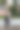 女人坐在户外查看相机照片图片下载