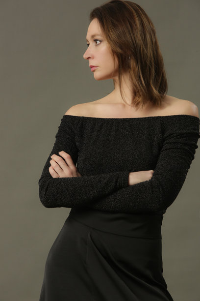 一系列全黑造型的女性模特工作室照片图片下载