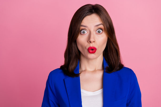 近距离照片惊讶漂亮的女士穿着蓝色时髦的黑色星期五西装低价空空间孤立在粉红色的背景图片下载