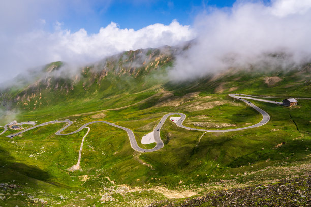 蜿蜒的高山公路在美丽的阿尔卑斯山脉覆盖着绿色的植被。Hochalpenstrasse。大格洛克纳高山公路。奥地利。高质量照片图片下载