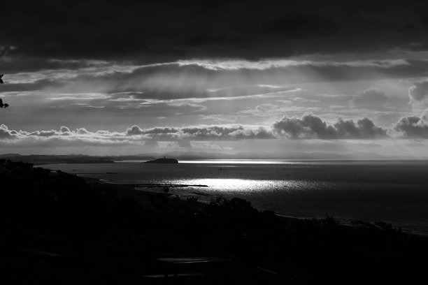 黎明时的云彩。自然风景背景素材。图片下载