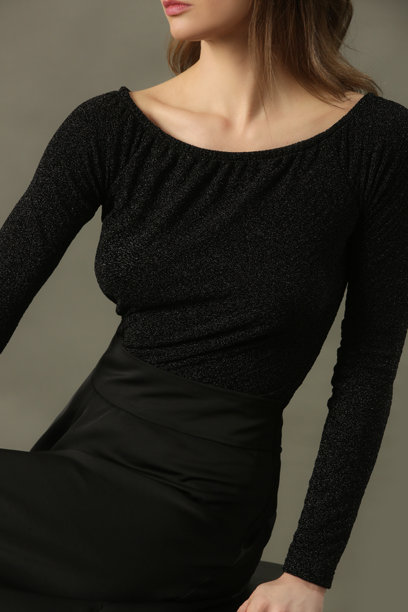 一系列全黑造型的女性模特工作室照片图片下载