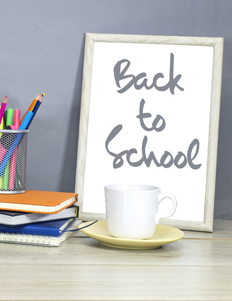 铅笔盒和书本，笔记本和“开学”字样的木质装饰相框照片，咖啡杯图片下载