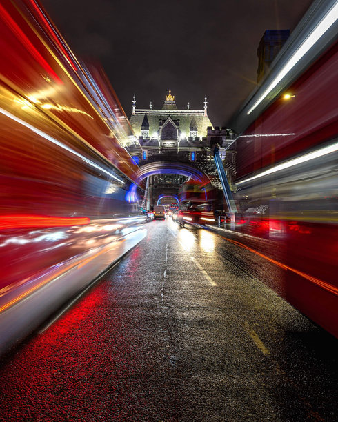 伦敦塔桥夜间的长时间曝光交通照片图片下载
