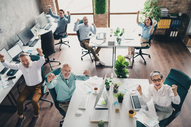 全景照片展示了团队创业伙伴在舒适、创意的创业办公室阁楼房间内庆祝胜利。图片下载