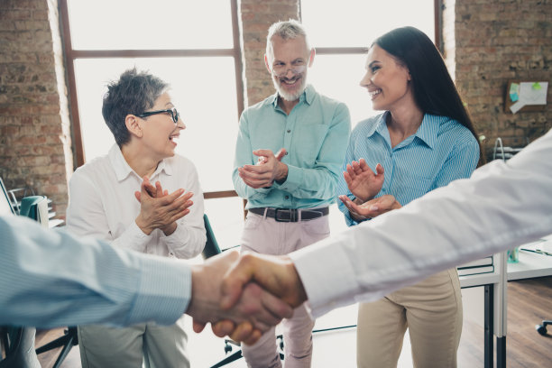 团队合作的人们在现代办公室的舒适环境中握手达成协议的裁剪照片图片下载