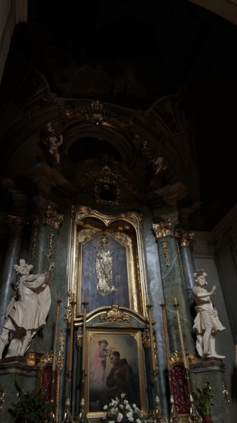 乌克兰，利沃夫 - 2024年9月17日 乌克兰，利沃夫大都会圣母升天大教堂。图标，十字架，宗教，内部，蜡烛，至圣所。新闻图片图片下载