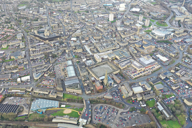 西约克郡哈利法克斯市中心的航拍照片，展示了冬季雾天中的古老历史建筑。图片下载