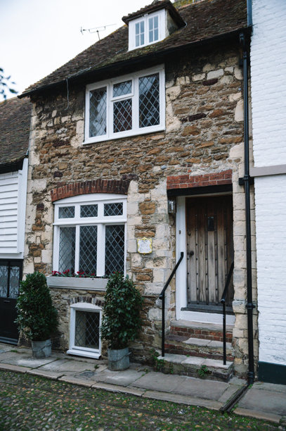 英格兰东萨塞克斯郡赖市的乡村鹅卵石街道 - 历史悠久且富有奇幻色彩的典型英伦道路 - 复古建筑图片下载