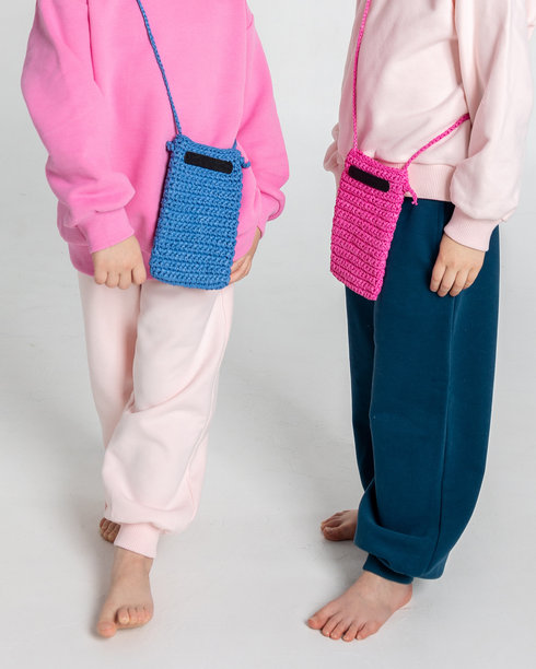 色彩丰富的儿童卫衣和裤子的特写。竖版照片图片下载