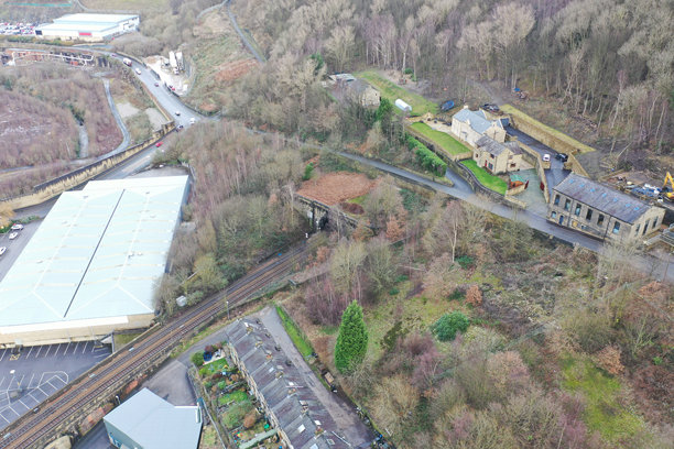 西约克郡哈利法克斯市中心的航拍照片，展示了雾霭弥漫的冬日里古老的历史建筑和火车站。图片下载