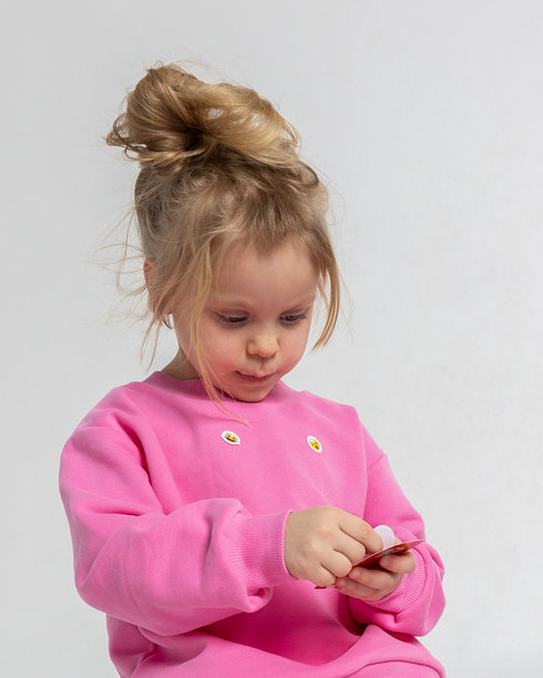 快乐玩耍的小女孩肖像。孩子在明亮的背景下展现微笑和有趣的表情。竖版照片图片下载