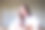一位女性在木桌上写笔记，旁边有手机和咖啡杯的肖像照片图片下载