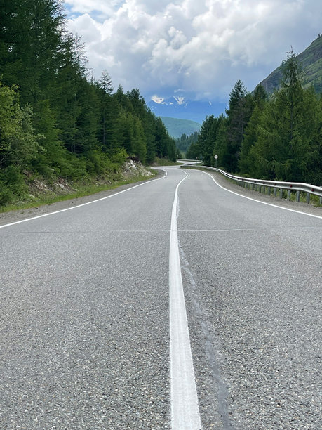 山区的乡村道路，作为背景的照片，数字图像图片下载