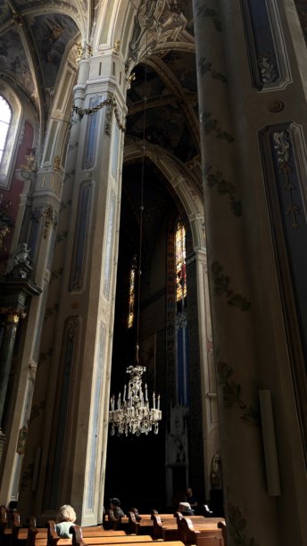 乌克兰，利沃夫 - 2024年9月17日 乌克兰，利沃夫大都会圣母升天大教堂。图标，十字架，宗教，室内，蜡烛，至圣所。新闻图片图片下载