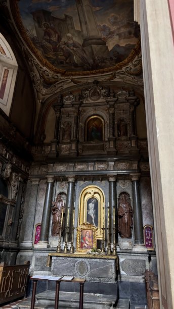 乌克兰，利沃夫 - 2024年9月17日 乌克兰，利沃夫大都会圣母升天大教堂。图标，十字架，宗教，室内，蜡烛，至圣所。新闻图片图片下载