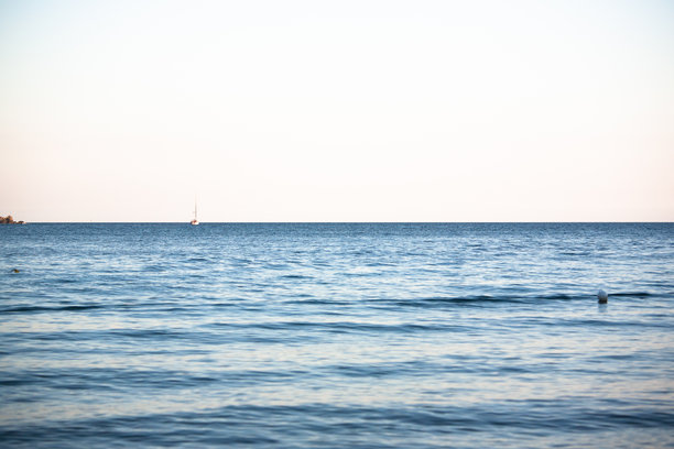 海景背景。平静的海面适用于出版、设计、海报、日历、帖子、屏保、壁纸、明信片、横幅、封面、网站。高质量照片图片下载