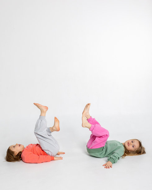 两个可爱搞笑的女孩在玩耍和享受乐趣。孩子们面带微笑，表情搞笑，背景明亮。竖版照片。图片下载