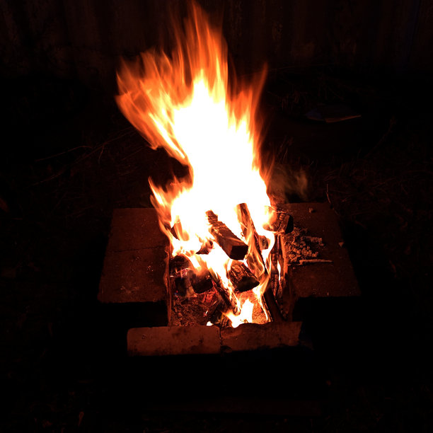 夜晚户外的火焰。傍晚照片中的猩红火焰。图片下载