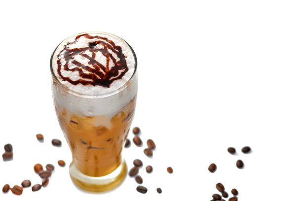 白色背景下的菜单图片，展示了带有巧克力酱浇头的冰咖啡拿铁，突出孤立概念。图片下载