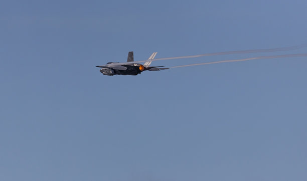 F-35战斗机在旧金山舰队周航展上表演的仰视角度照片图片下载